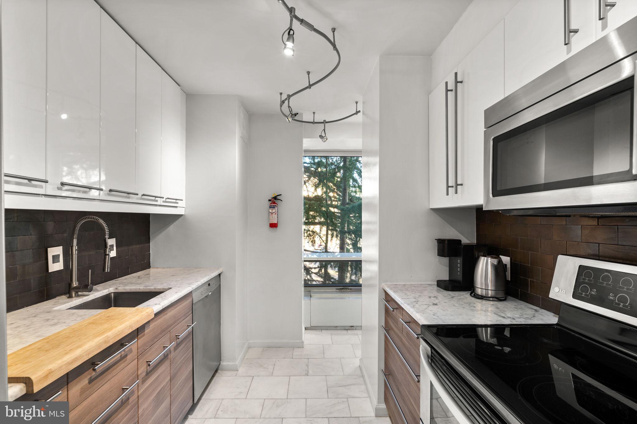 1435 4TH STREET SW B211