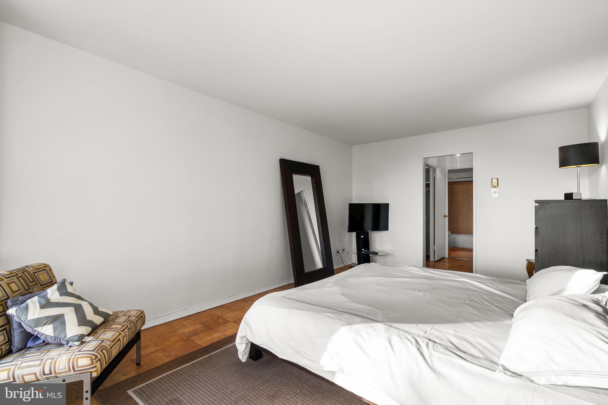 1435 4TH STREET SW B211