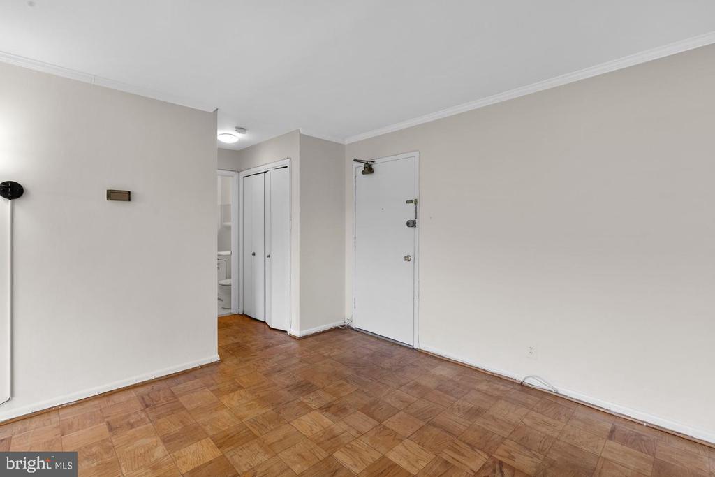 4570 MACARTHUR BOULEVARD NW Unit: 107