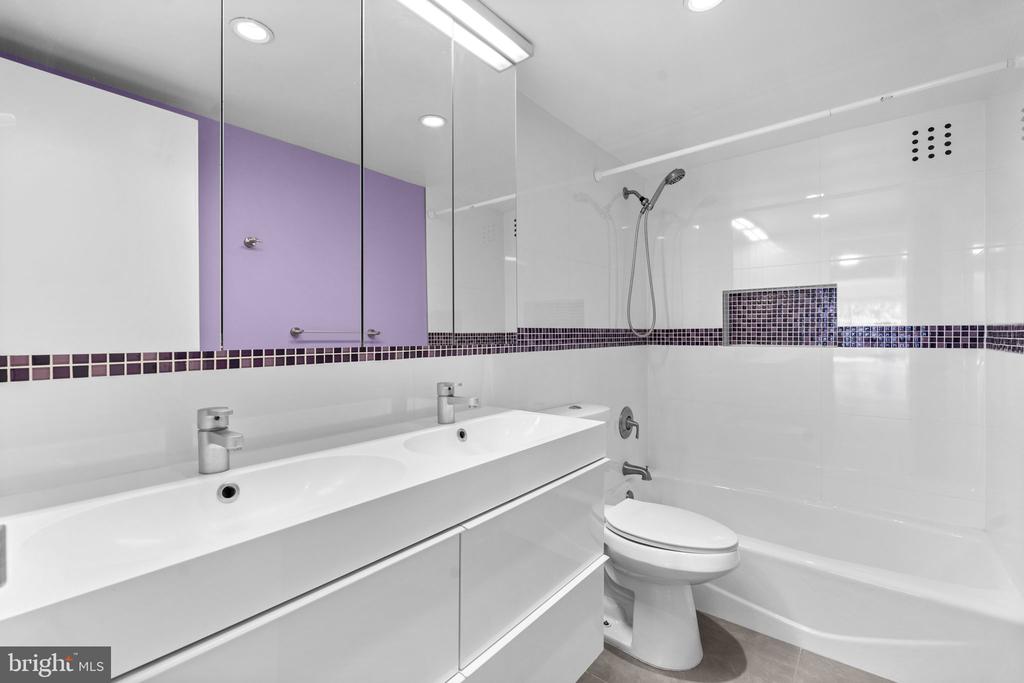 4201 CATHEDRAL AVENUE NW Unit: 215W