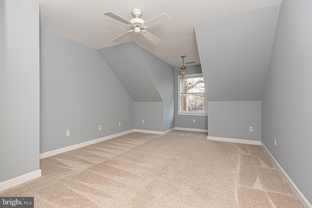 202 W MANOR DRIVE