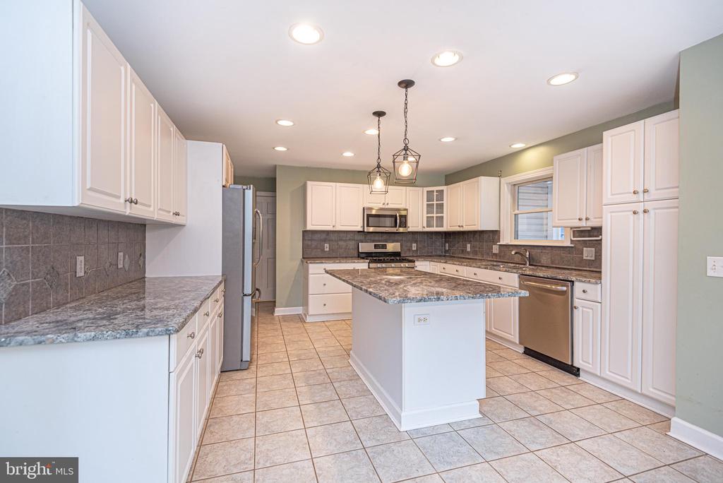 202 W MANOR DRIVE