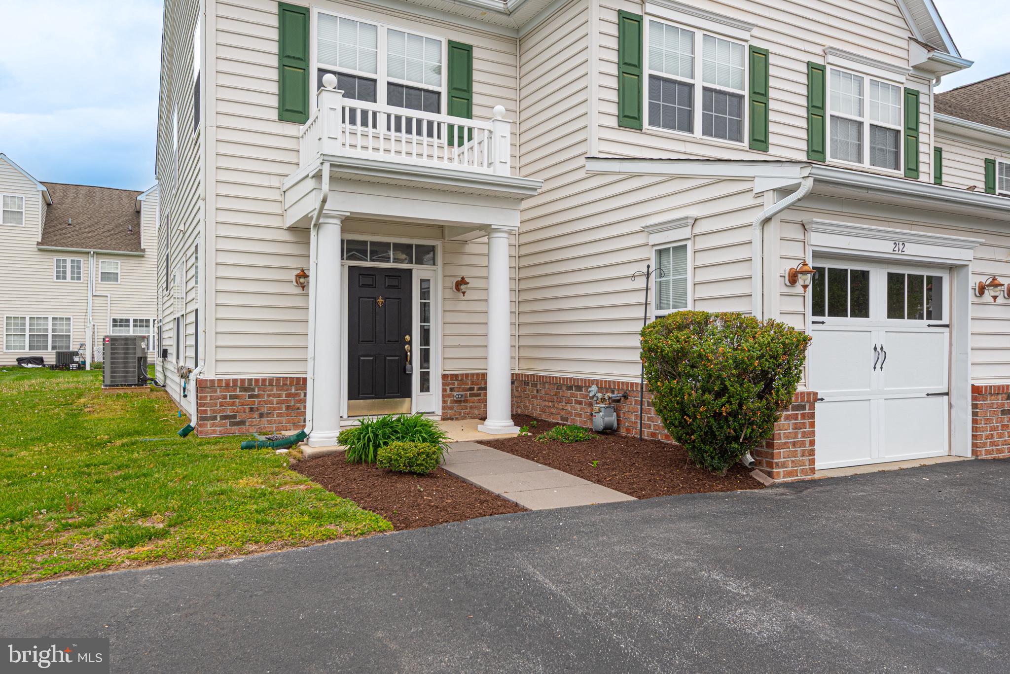 212 W BOURNE WAY