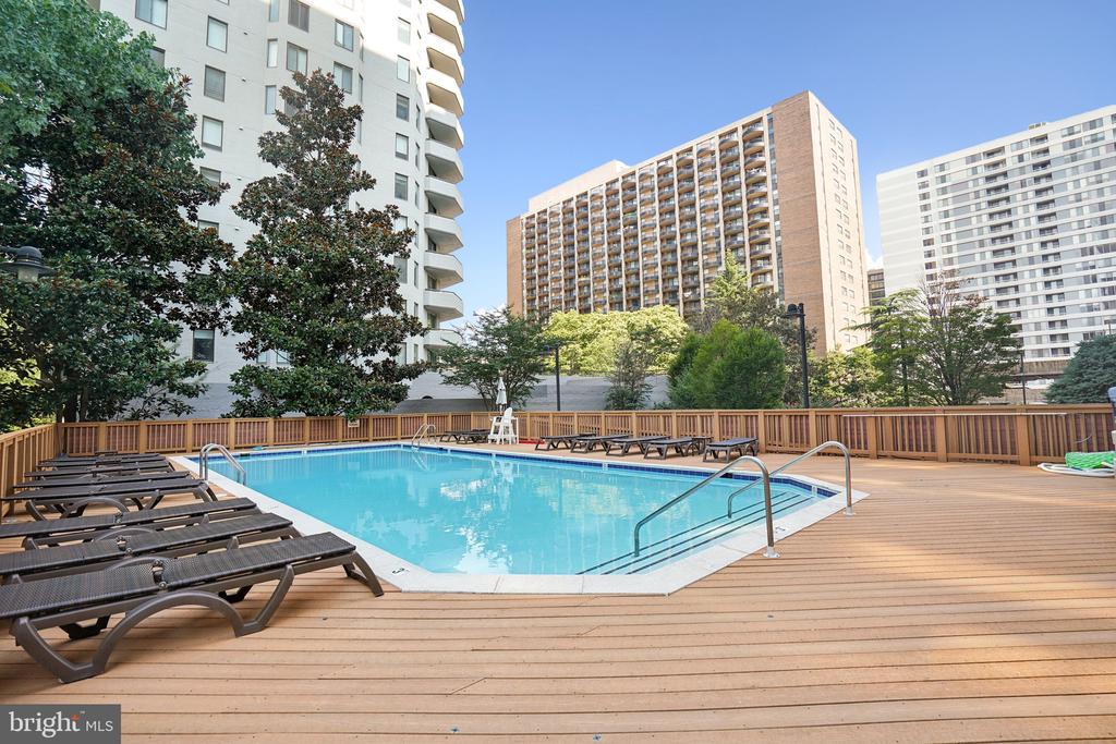 1211 S EADS ST #1606
