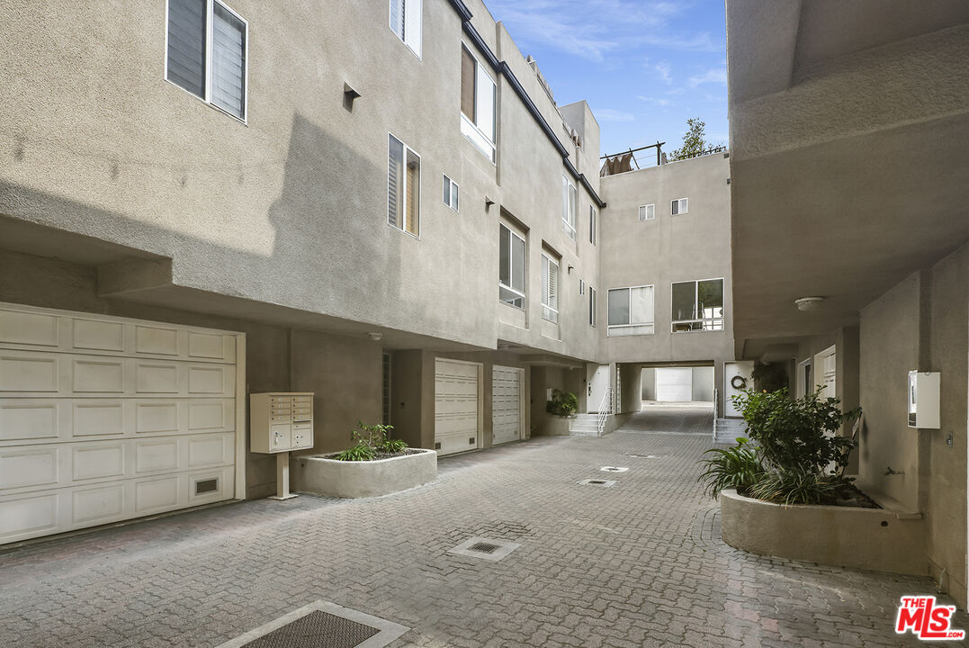 4434 Moorpark Way Unit: 106