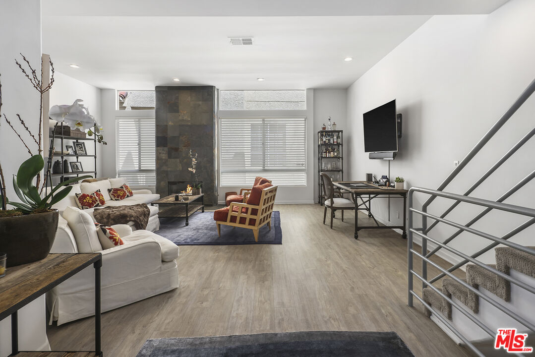 4434 Moorpark Way Unit: 106