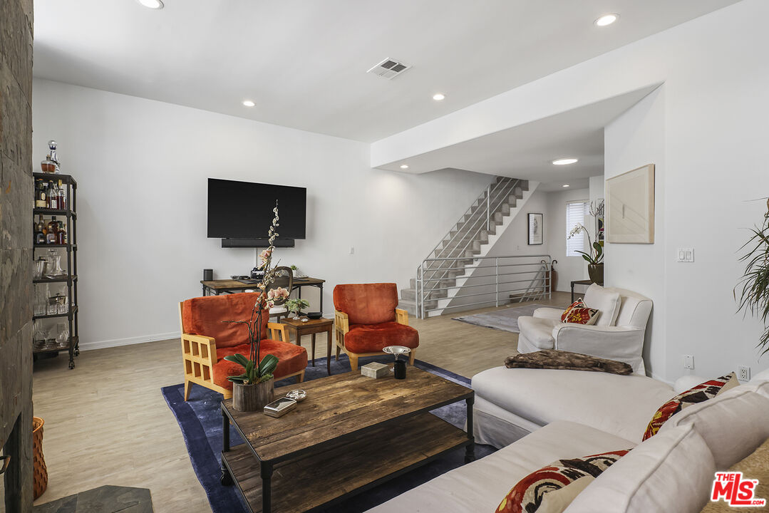 4434 Moorpark Way Unit: 106