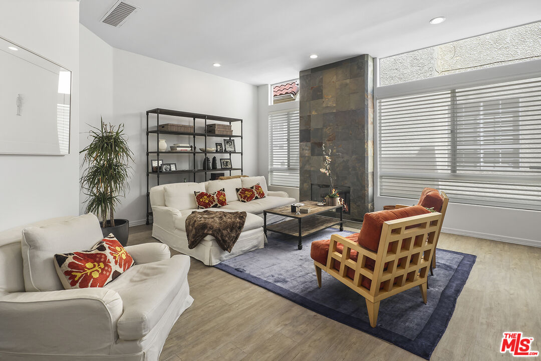 4434 Moorpark Way Unit: 106