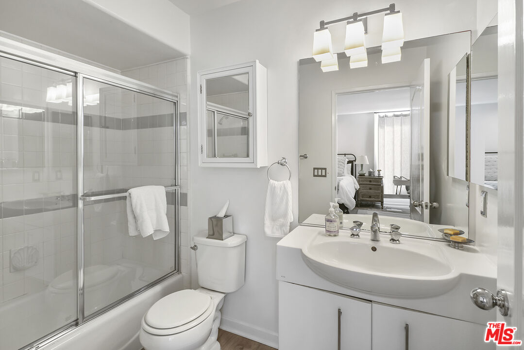 4434 Moorpark Way Unit: 106