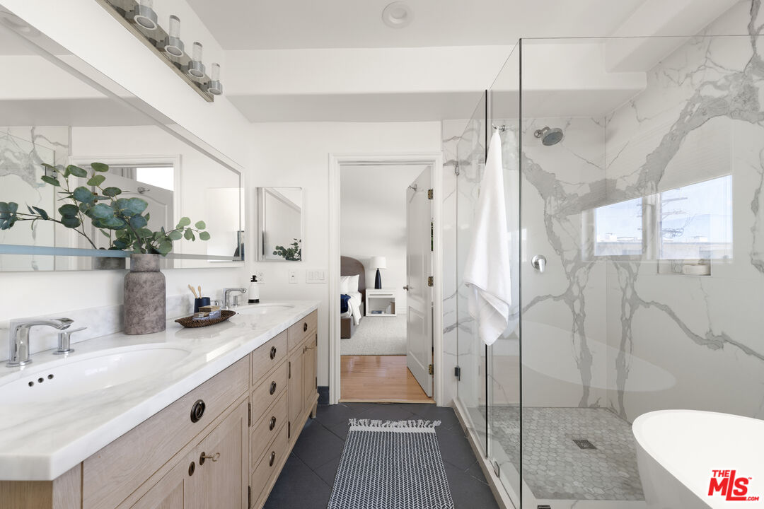 11723 Mayfield Ave Unit: 3