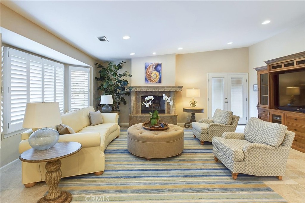 323 La Paloma Avenue