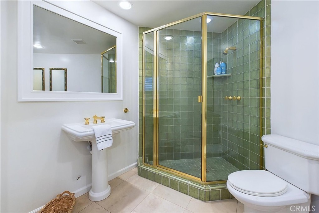 323 La Paloma Avenue