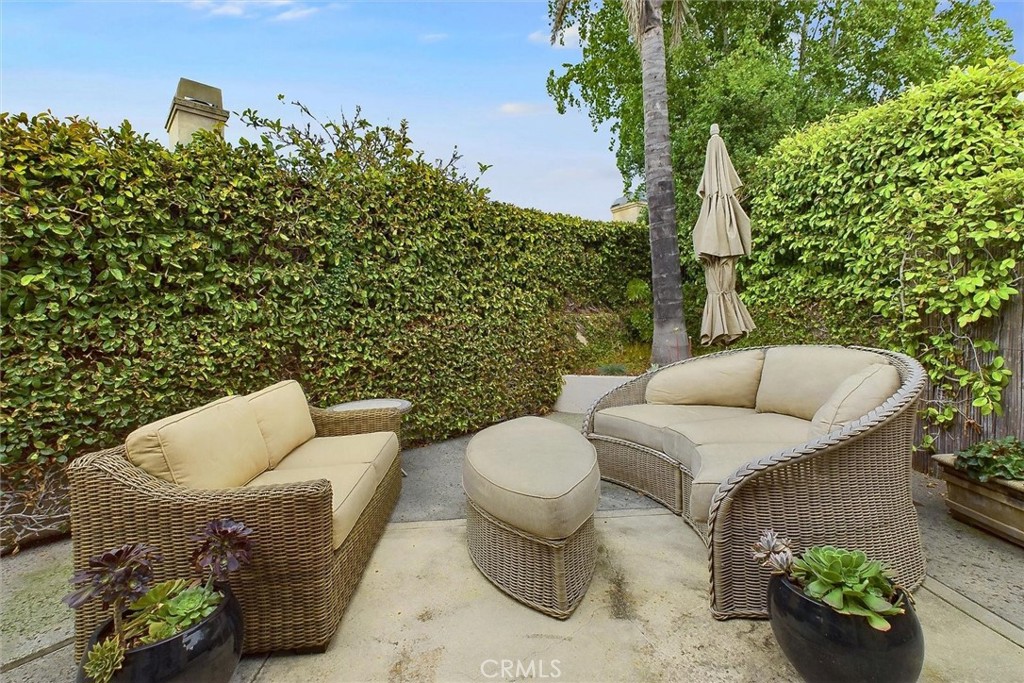 323 La Paloma Avenue