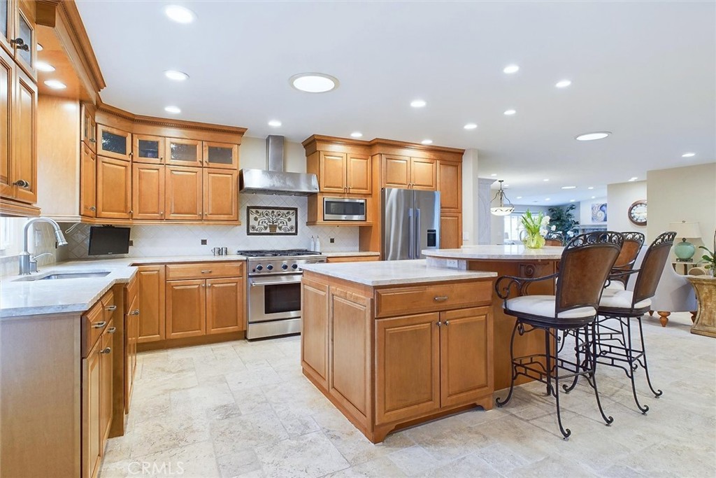 323 La Paloma Avenue