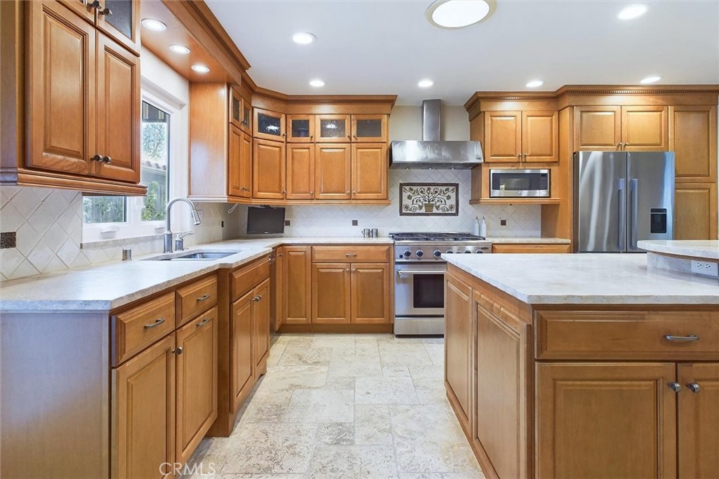 323 La Paloma Avenue