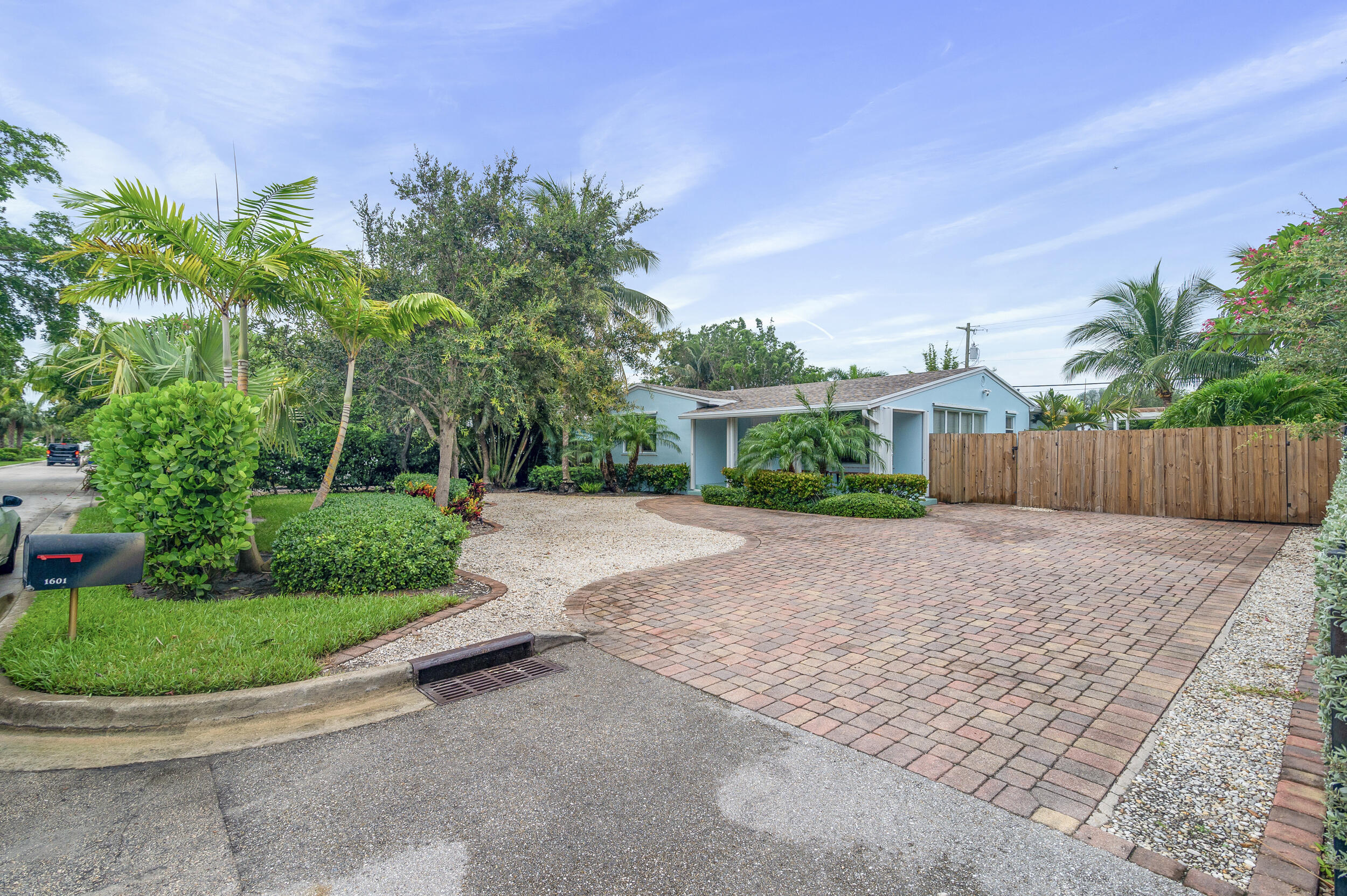 1601 S PALMWAY