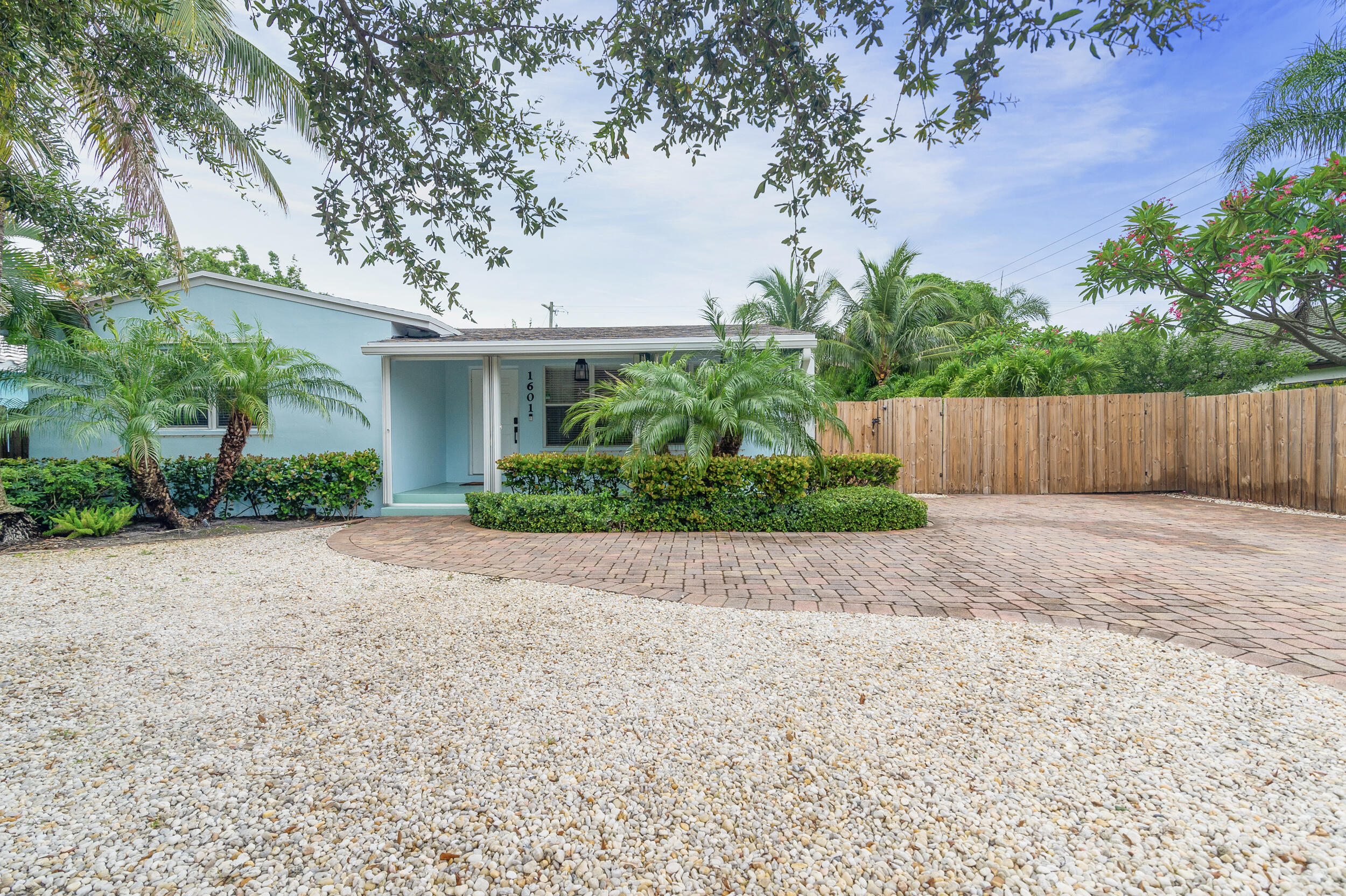 1601 S PALMWAY