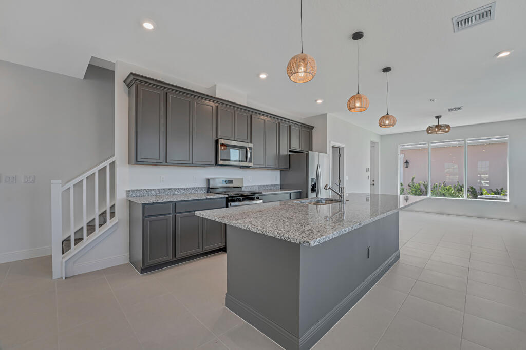 930 SW Prairie Avenue