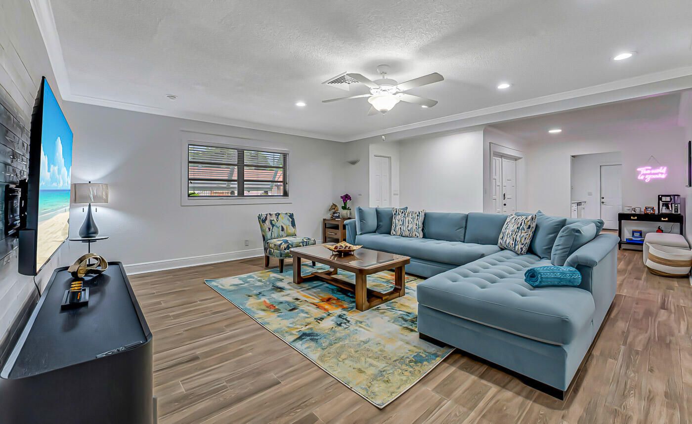 532 N Palmway