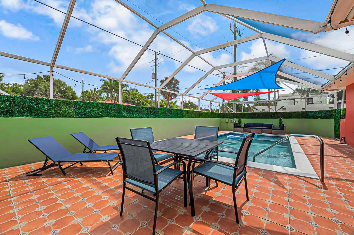 532 N Palmway