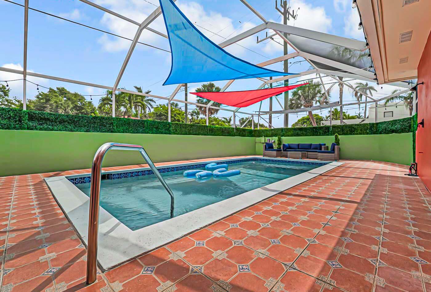 532 N Palmway