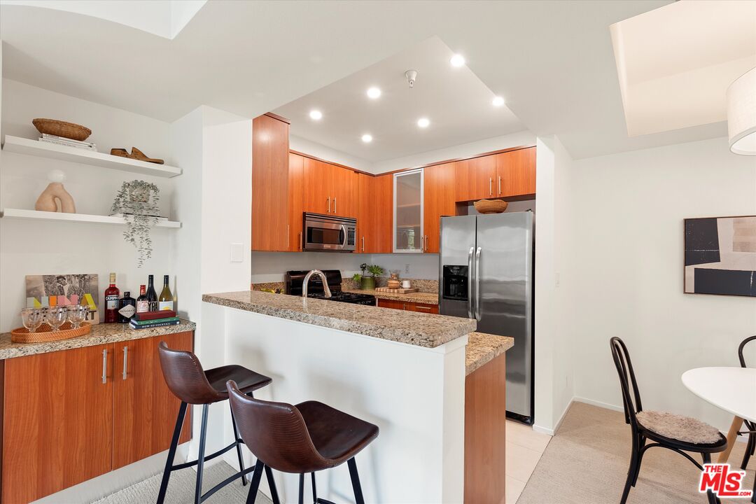620 S Gramercy Pl Unit: 208