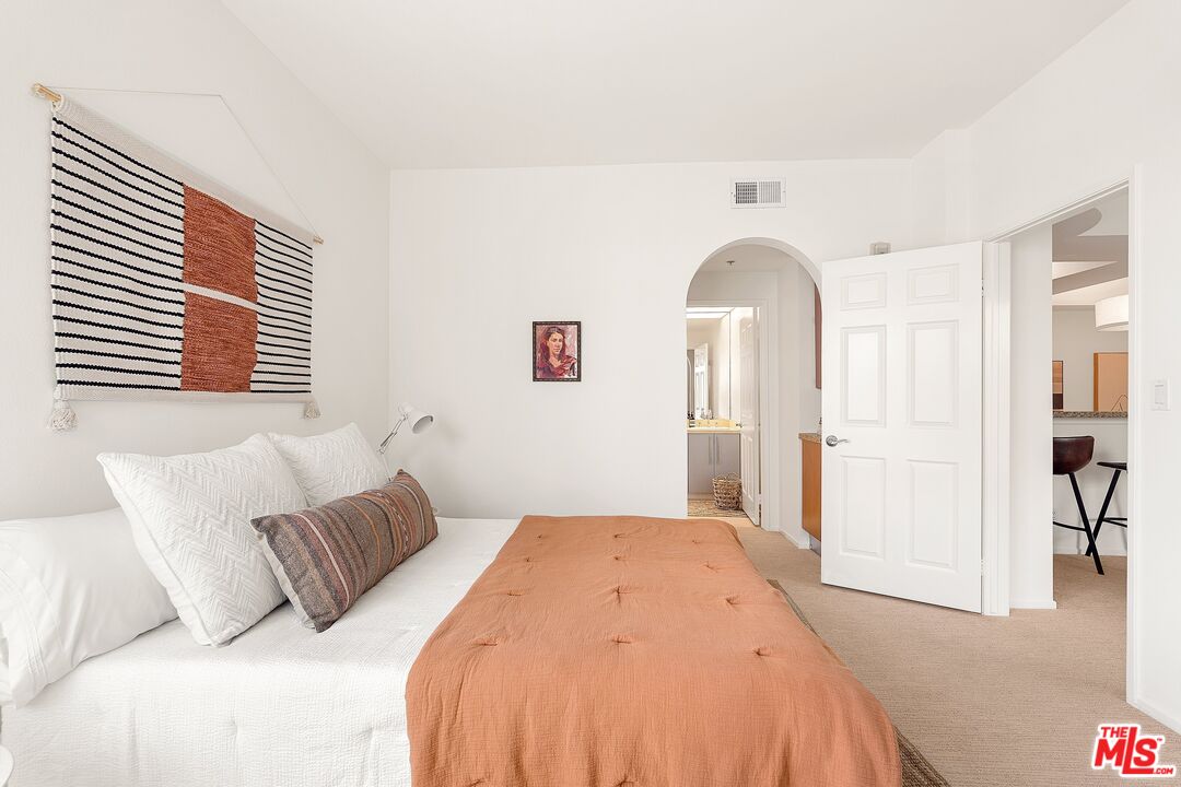 620 S Gramercy Pl Unit: 208