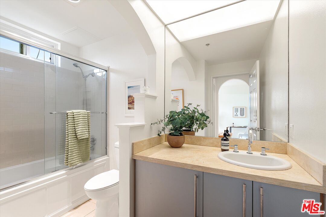 620 S Gramercy Pl Unit: 208