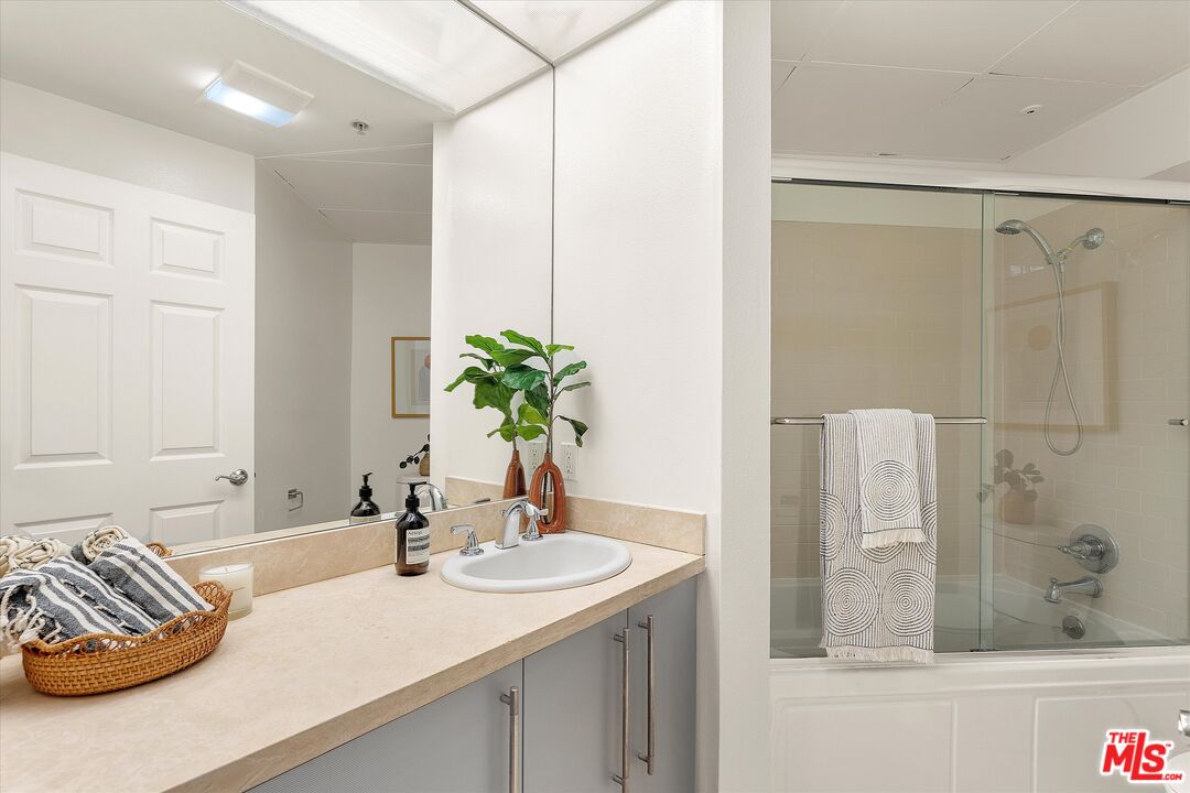 620 S Gramercy Pl Unit: 208