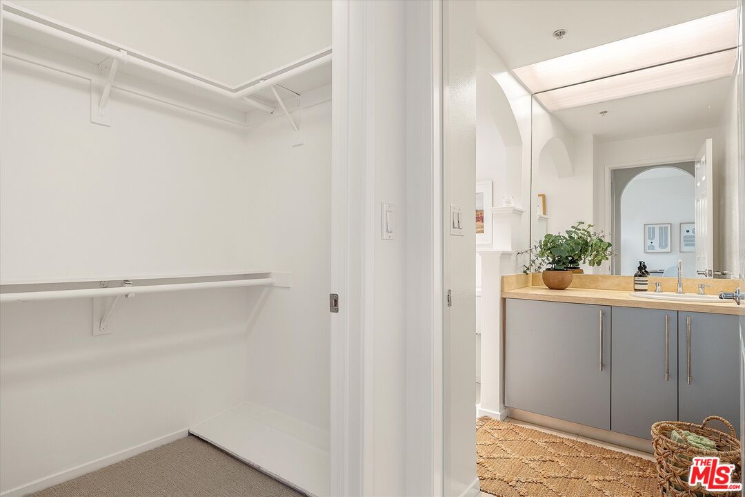 620 S Gramercy Pl Unit: 208