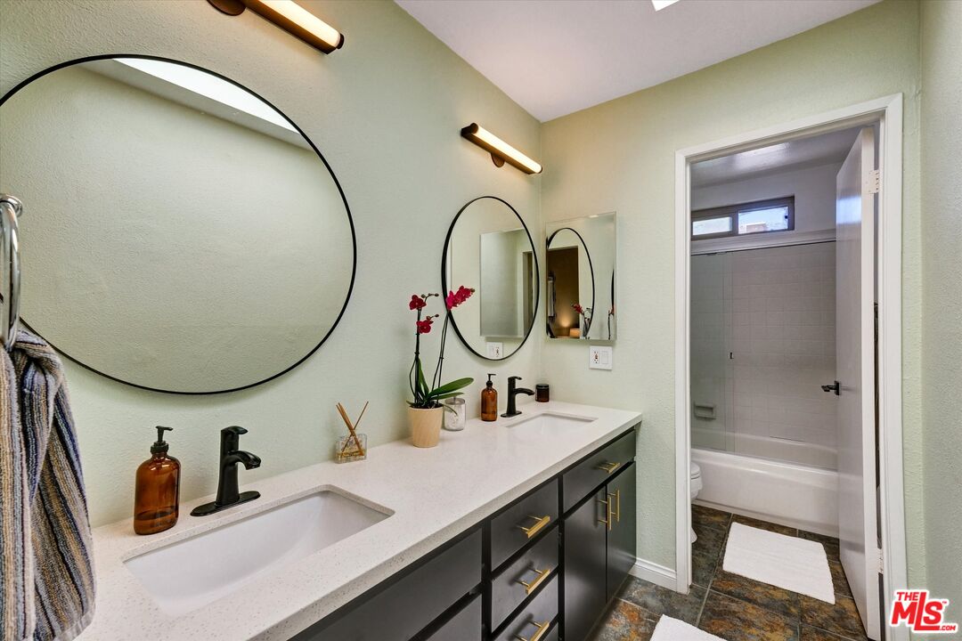 11732 Moorpark St Unit: J