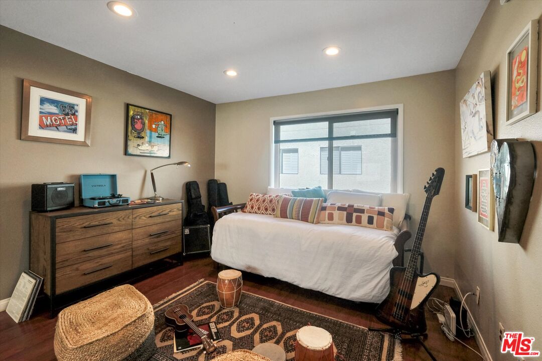 11732 Moorpark St Unit: J
