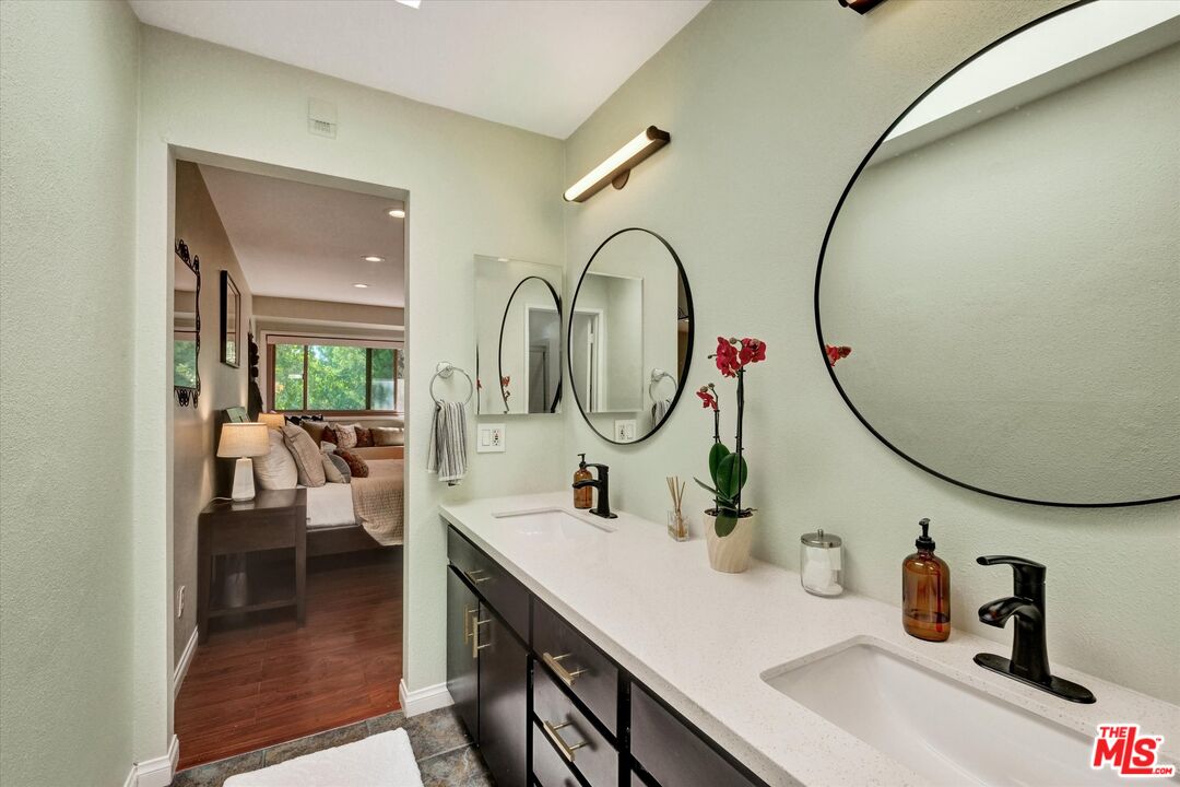 11732 Moorpark St Unit: J