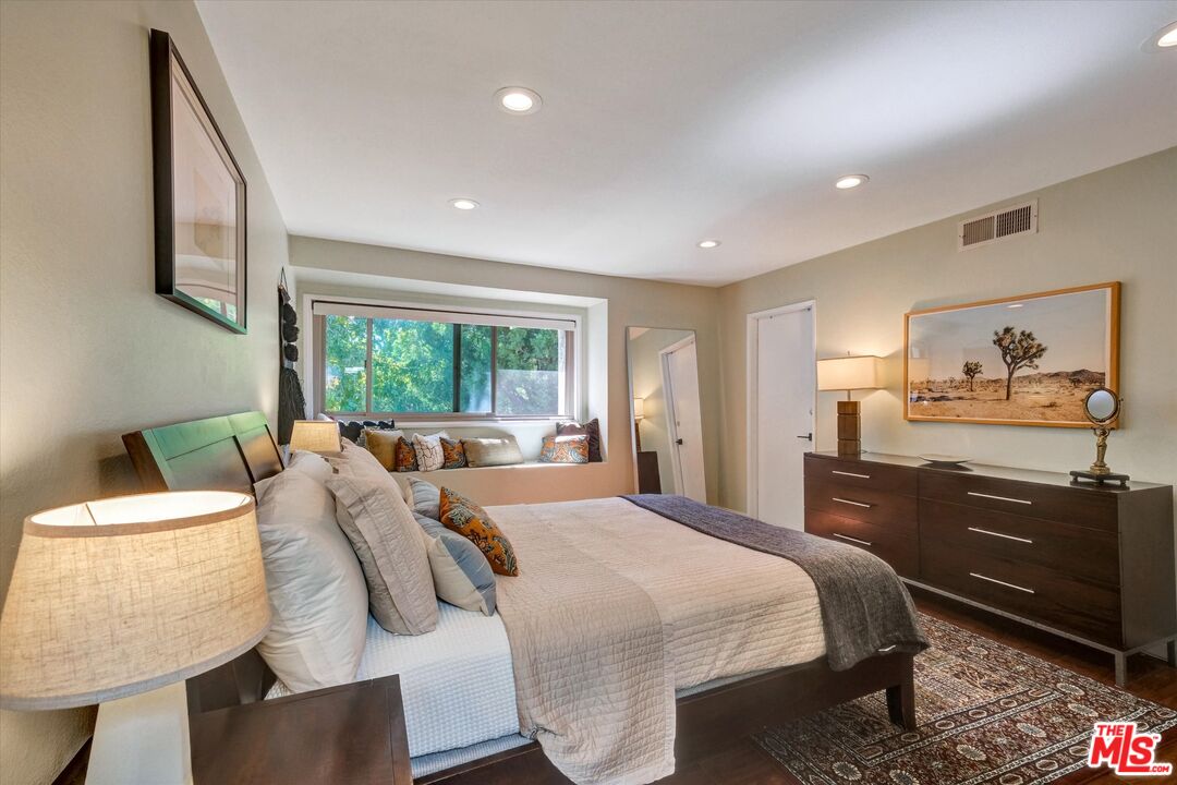 11732 Moorpark St Unit: J