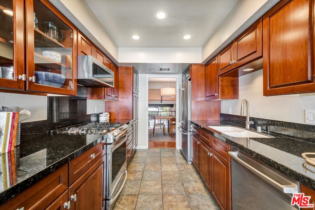 11732 Moorpark St Unit: J