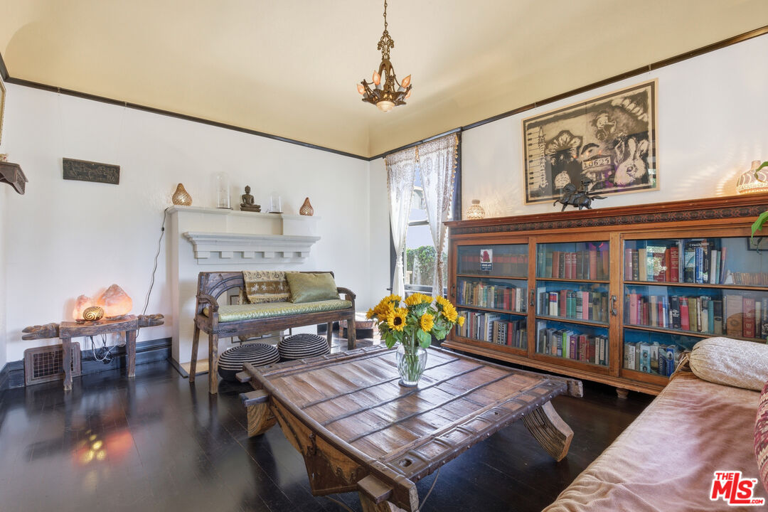 2624 Van Buren Pl
