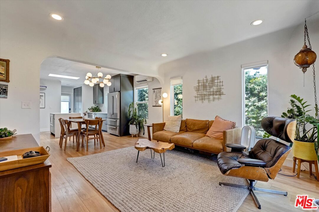 2901 S Redondo Blvd