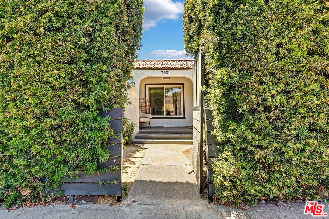 2901 S Redondo Blvd