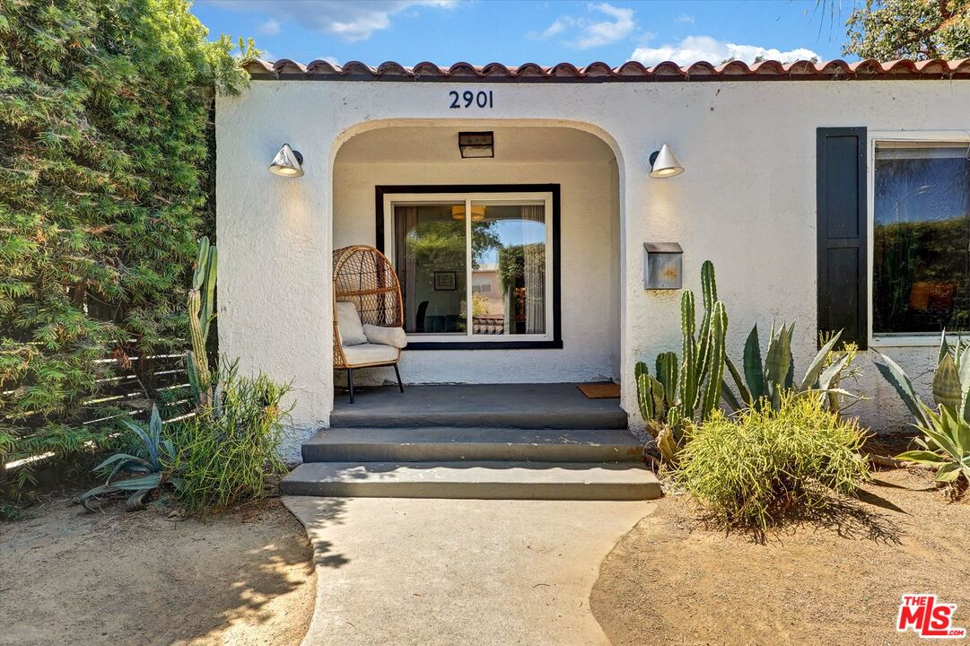 2901 S Redondo Blvd