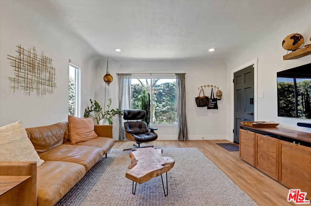 2901 S Redondo Blvd