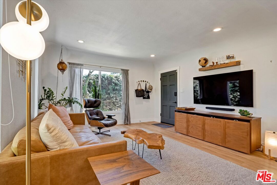 2901 S Redondo Blvd