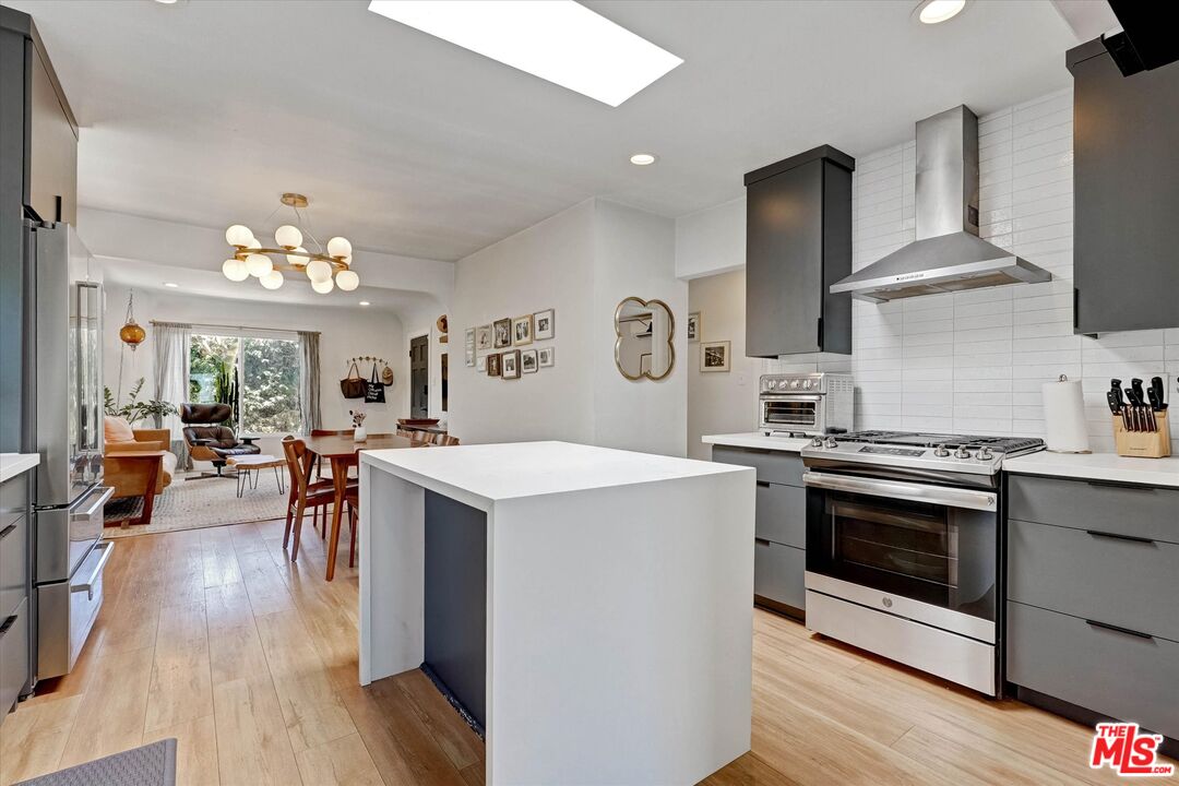 2901 S Redondo Blvd