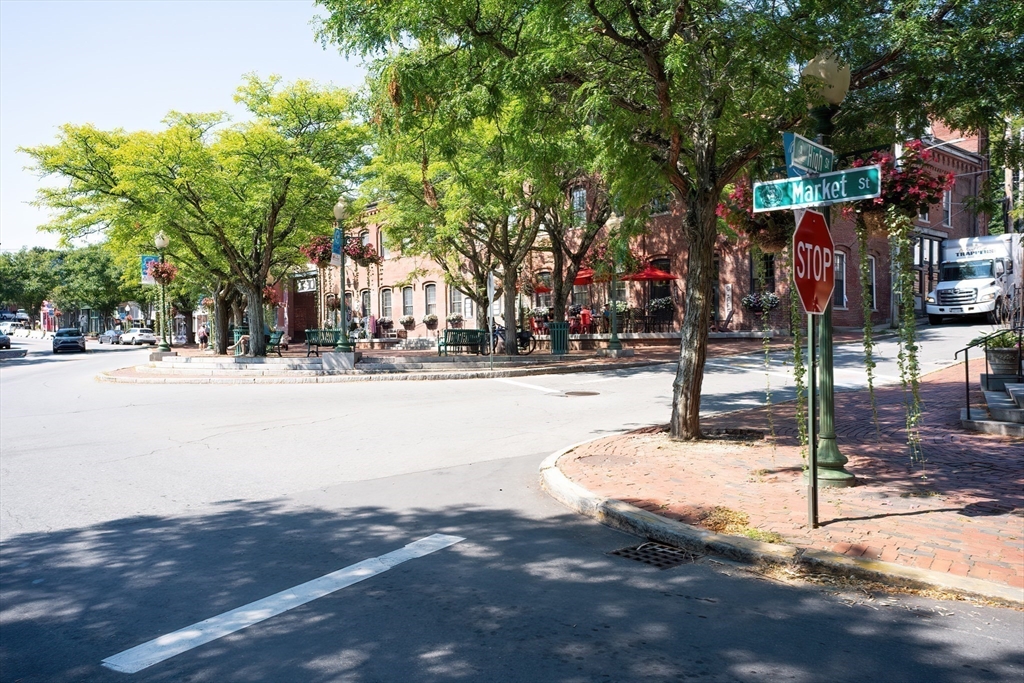 2 Market Sq