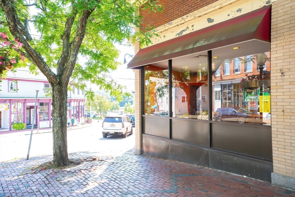 2 Market Sq