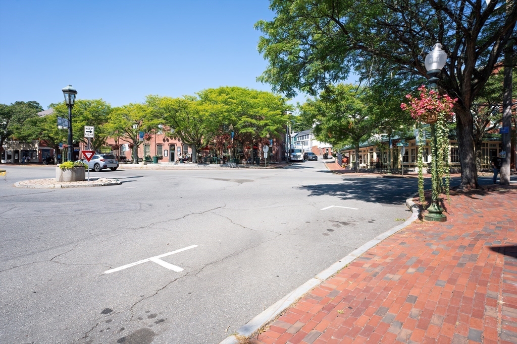 2 Market Sq