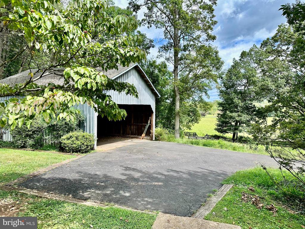7038 BEACONSFIELD LANE