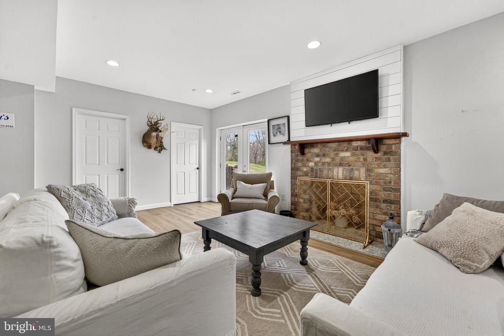 6576 TIMOTHY LANE