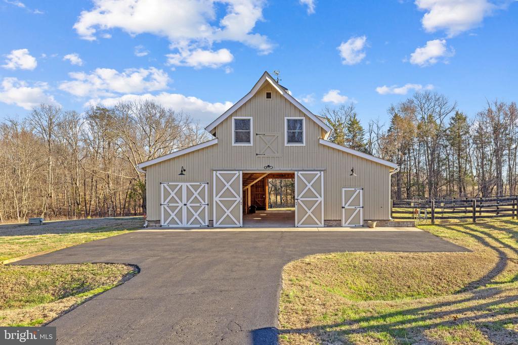 8485 ROGUES ROAD