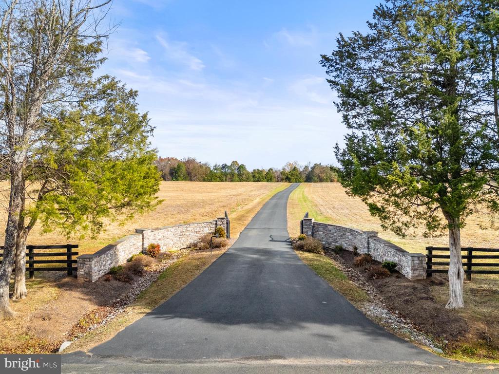 8485 ROGUES ROAD