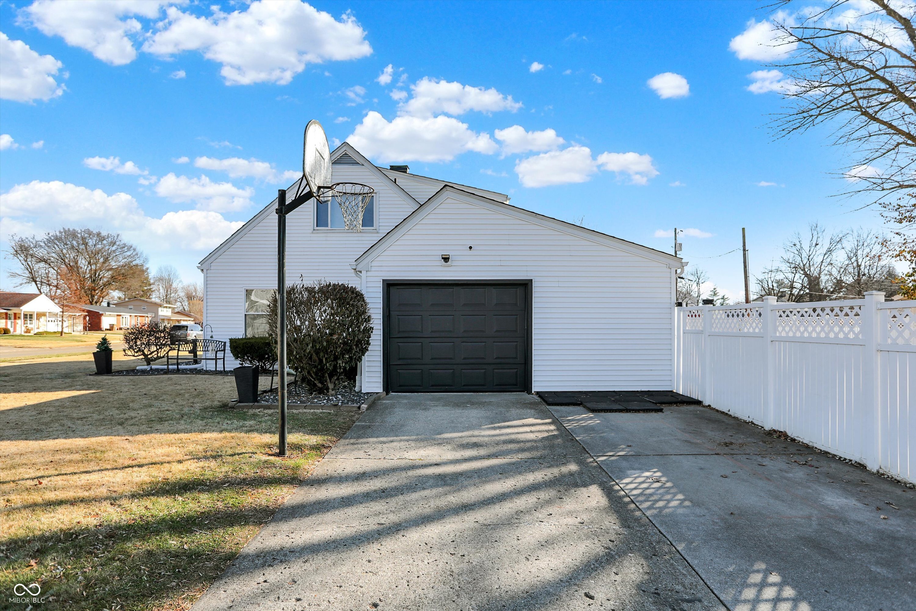 3309 Larkspur Lane